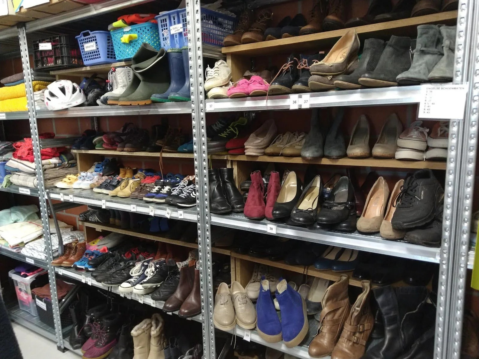 Tweedehands schoenen opslagrek